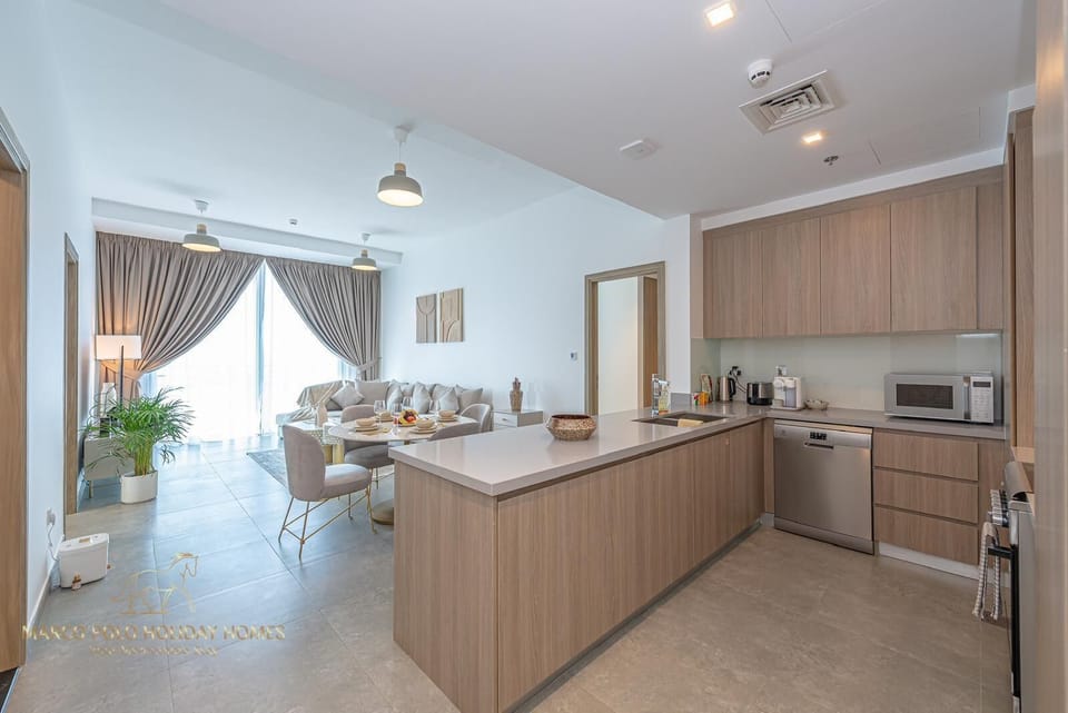 Deluxe Apartment | Private kitchen | Fridge, microwave, oven, stovetop