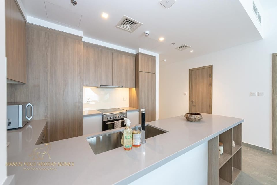 Deluxe Apartment | Private kitchen | Fridge, microwave, oven, stovetop