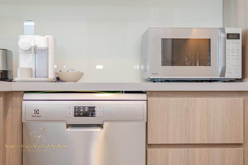 Deluxe Apartment | Private kitchen | Fridge, microwave, oven, stovetop