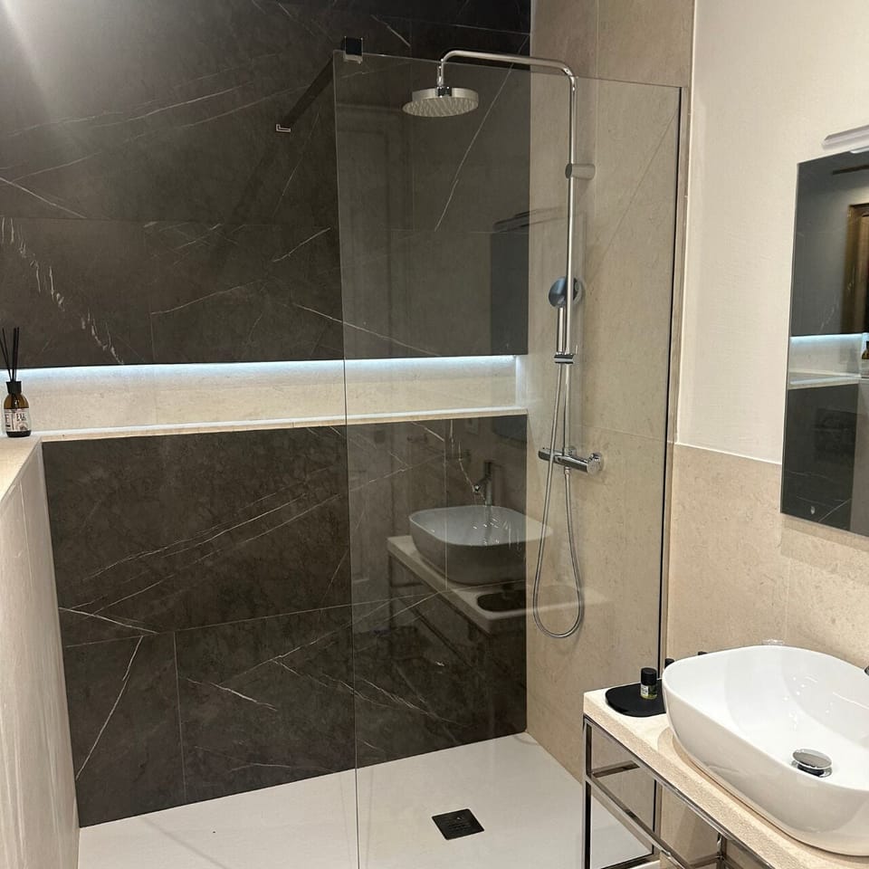 Comfort Room, 1 Double Bed | Bathroom | Rainfall showerhead, hair dryer, bathrobes, slippers