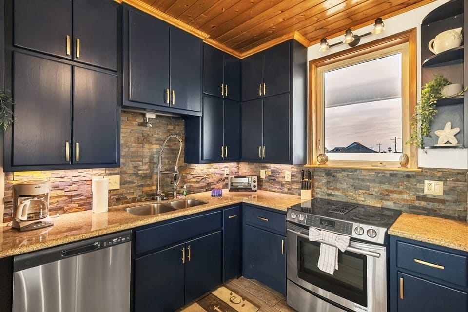 House, 4 Bedrooms | Private kitchen | Fridge, oven, coffee/tea maker, toaster