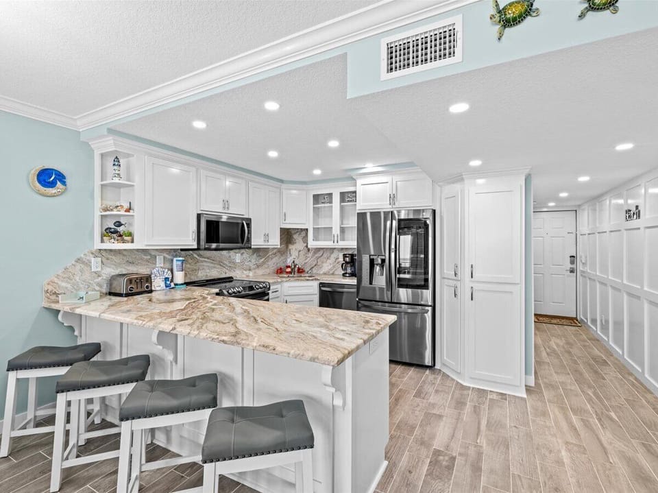 HSRC 722 Breakfast Bar/Kitchen Area