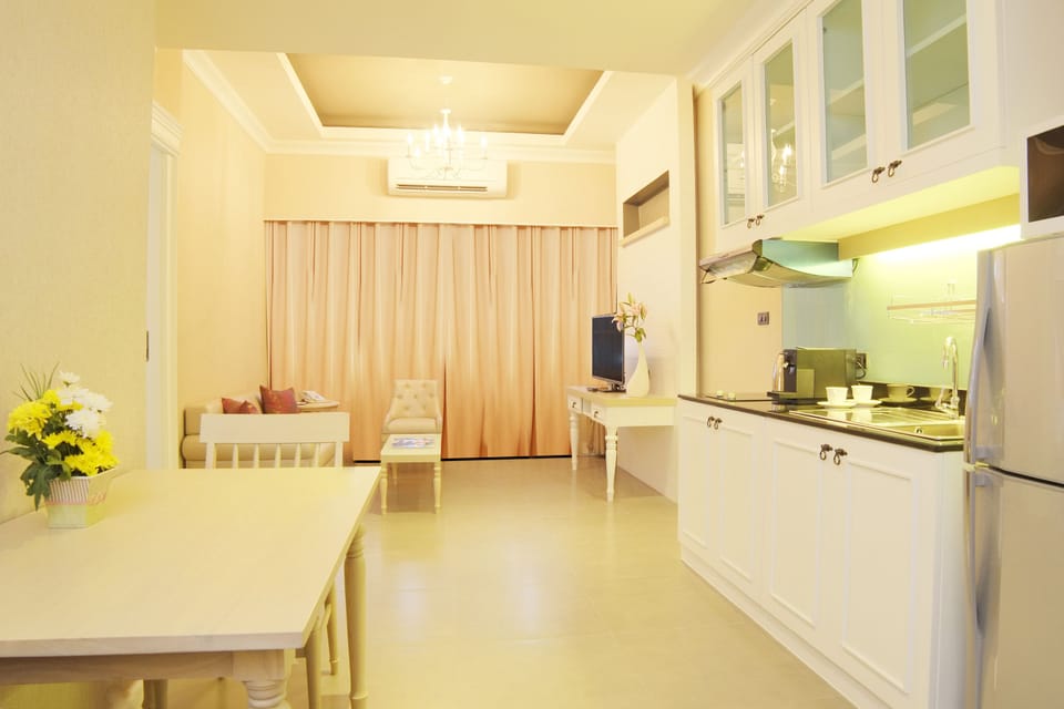 Suite | Private kitchenette | Fridge, electric kettle