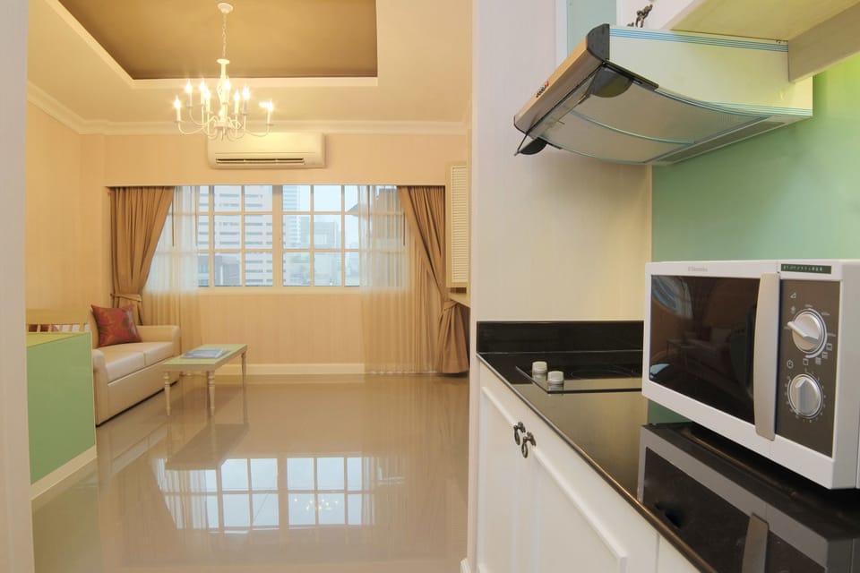 Suite | Private kitchenette | Fridge, electric kettle