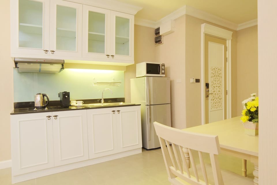 Executive Suite | Private kitchenette | Fridge, electric kettle
