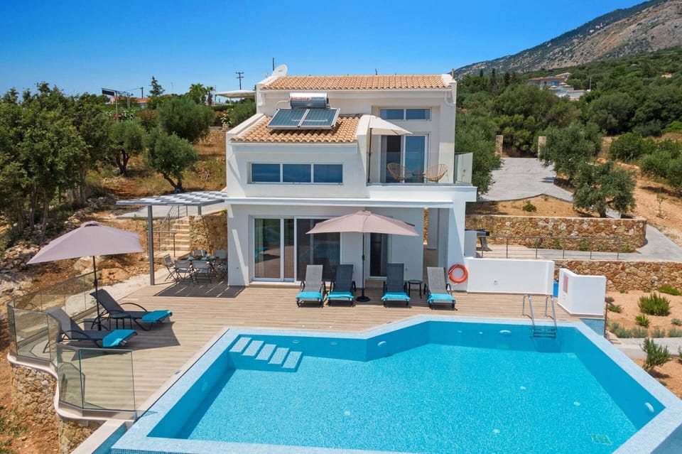 Villa Michou Helios image