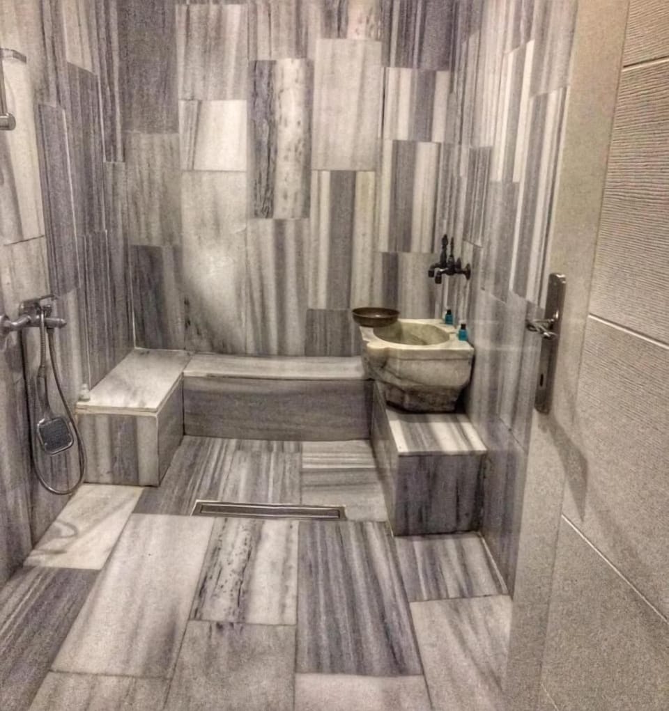 Family Suite | Bathroom | Free toiletries, hair dryer, slippers, towels
