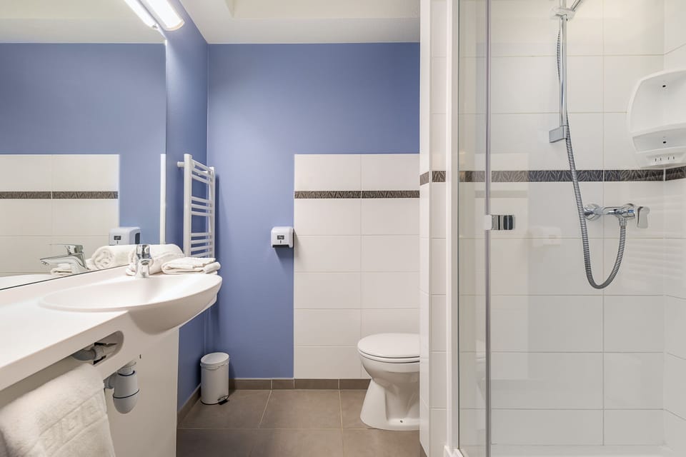 Combined shower/tub, hair dryer, towels