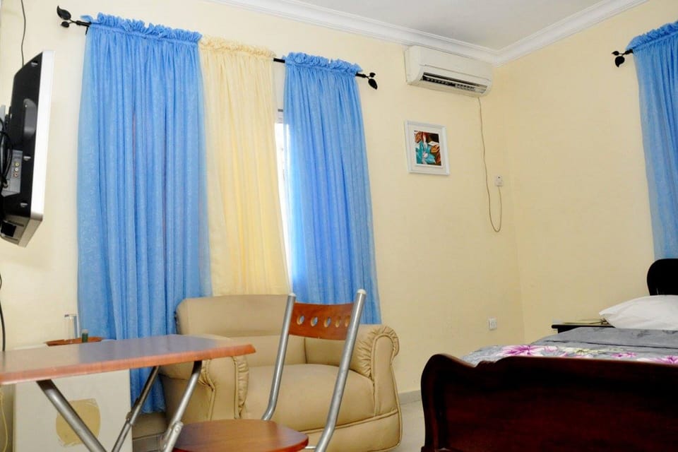 In-room safe, desk, free WiFi
