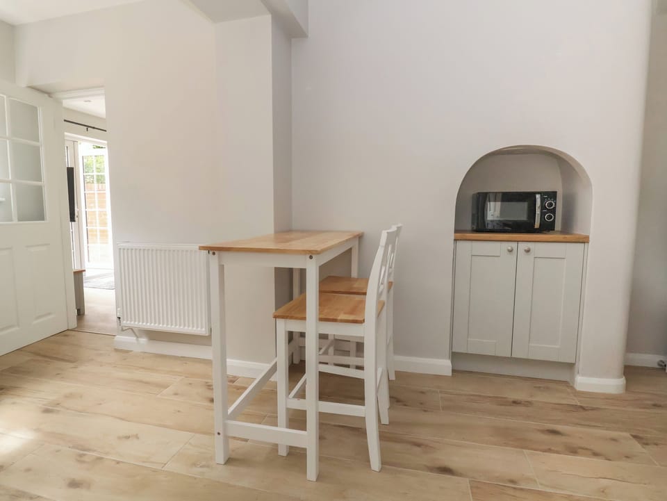 Cottage | Dining