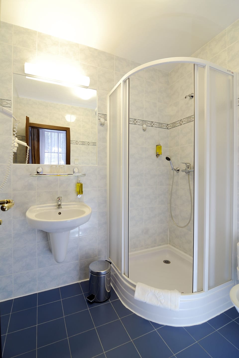 Economy Twin Room, 2 Twin Beds | Bathroom | Shower, hair dryer, towels, soap