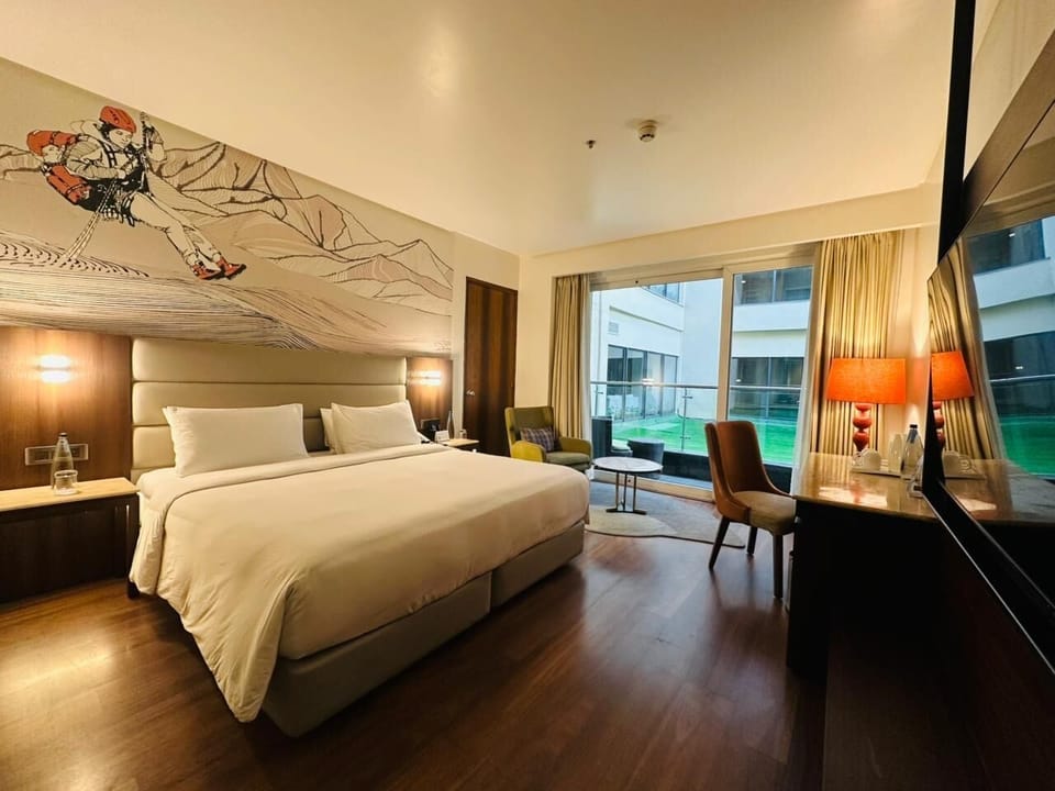 Room, 1 King Bed, Balcony | Minibar, in-room safe, desk, laptop workspace
