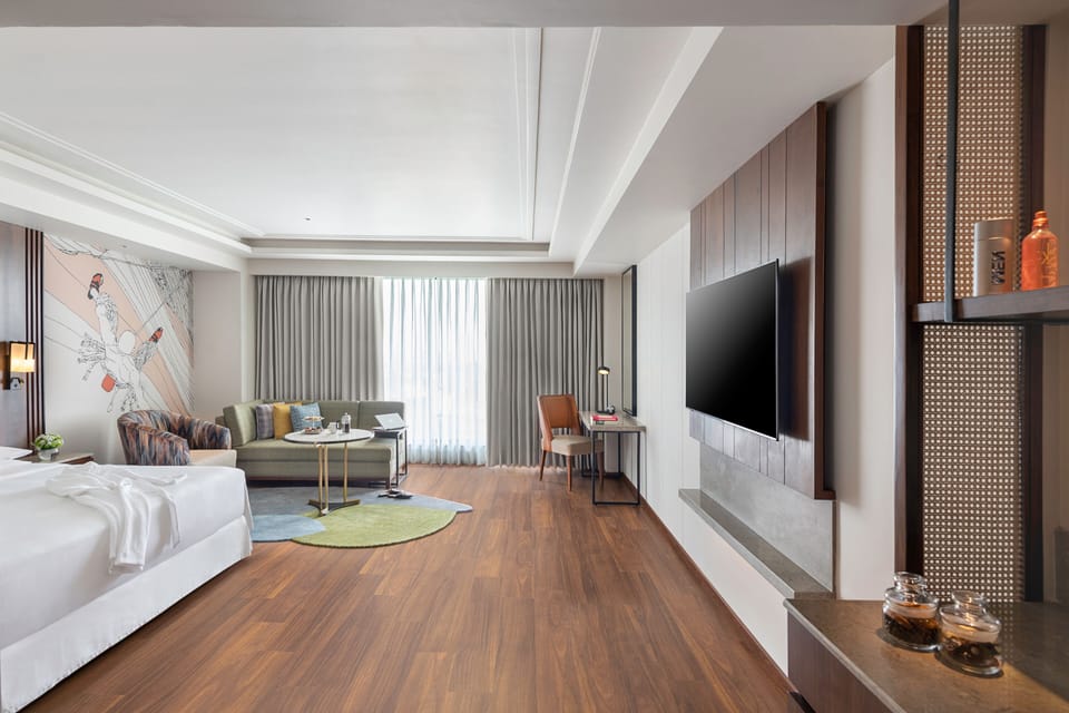 Executive Room, 1 King Bed | Minibar, in-room safe, desk, laptop workspace
