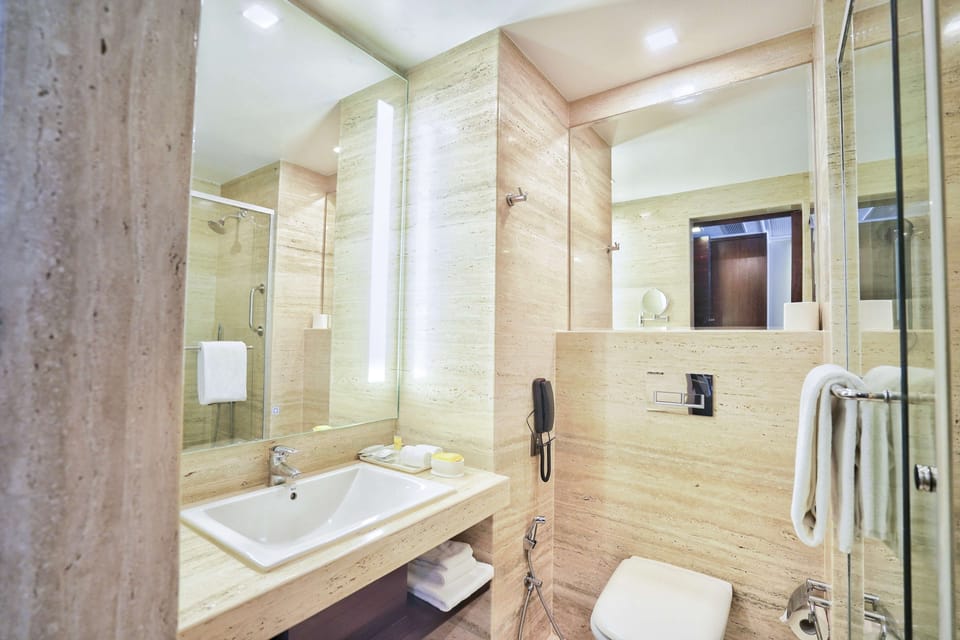 Shower, rainfall showerhead, free toiletries, hair dryer