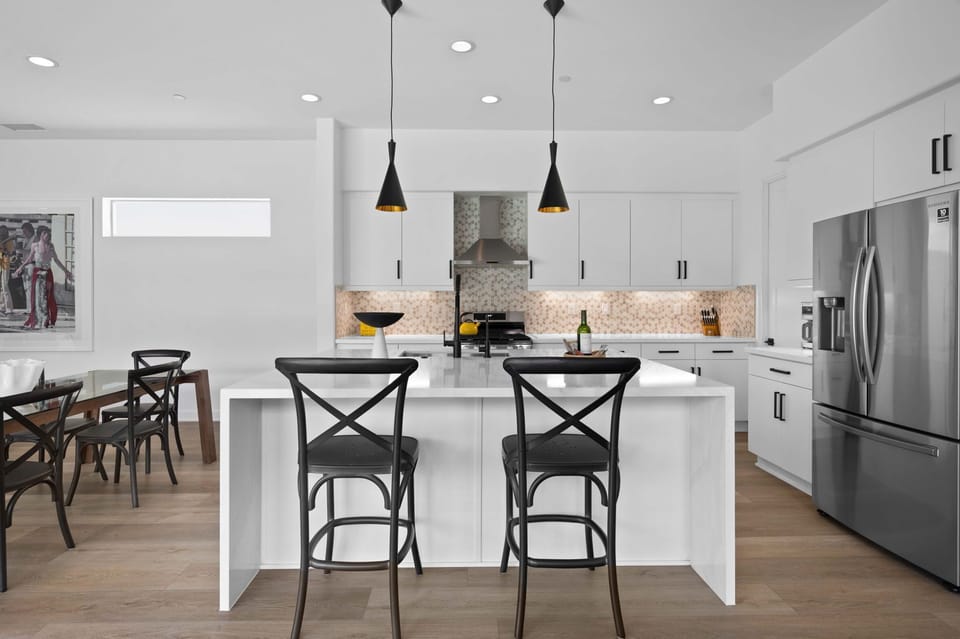 Chef's Kitchen and dinging table for 6-8