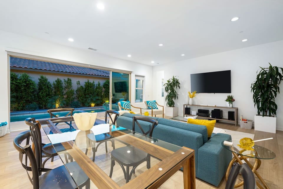 Living/dining area
