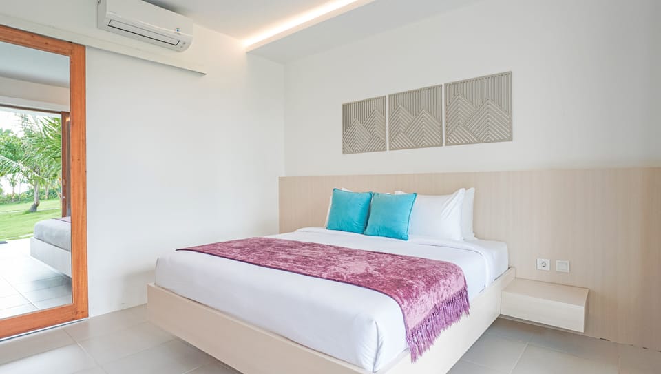 Deluxe Room, 1 King Bed, Mountain View | Free WiFi, bed sheets