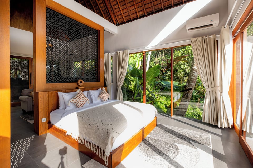 Minibar, desk, free WiFi, bed sheets
