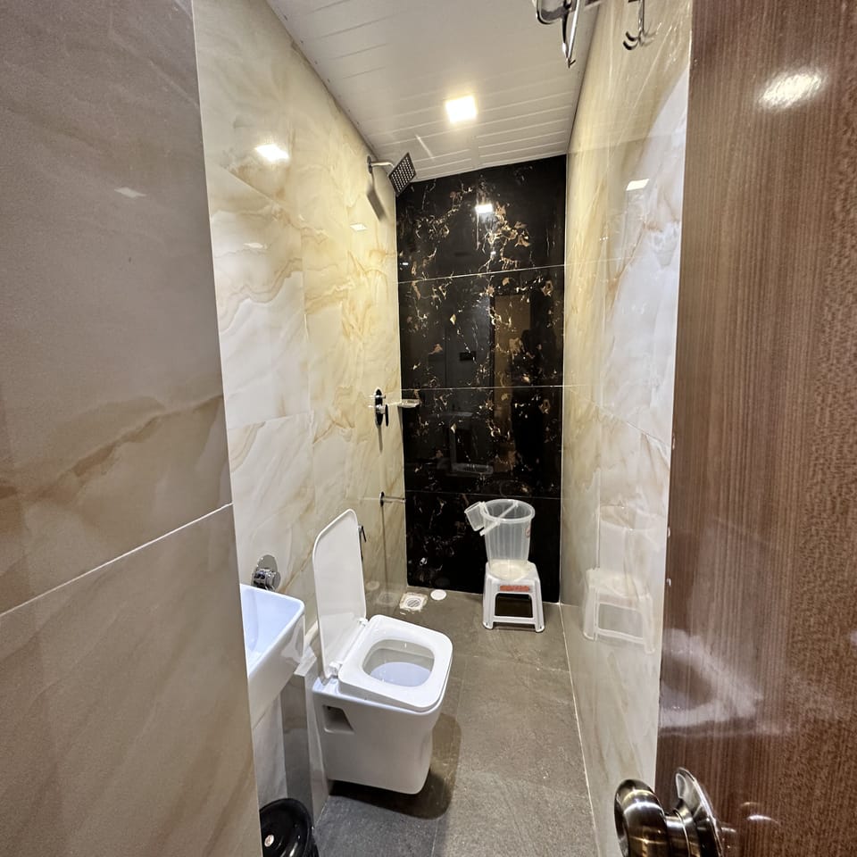 Deluxe Double or Twin Room | Bathroom | Towels