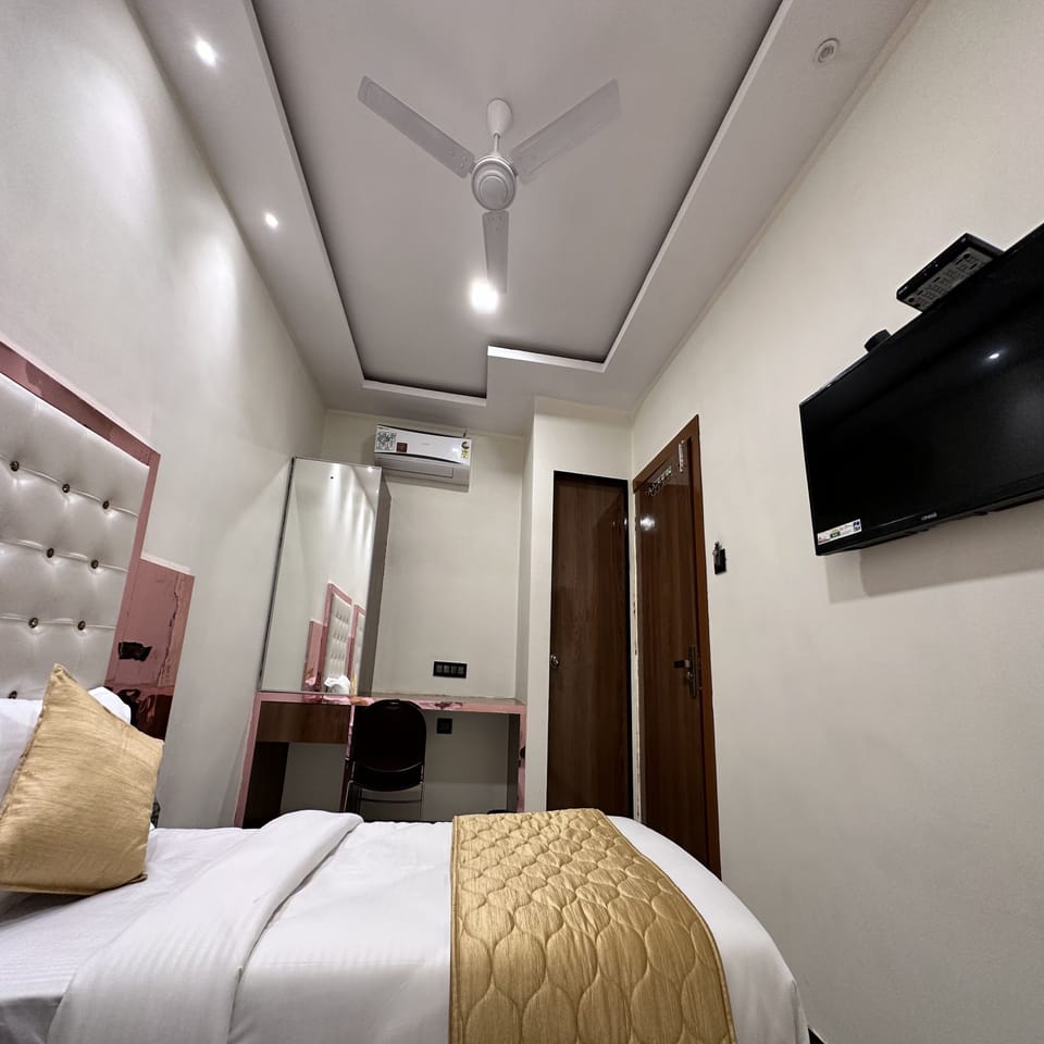 Deluxe Double or Twin Room | Memory foam beds, desk, laptop workspace, free WiFi