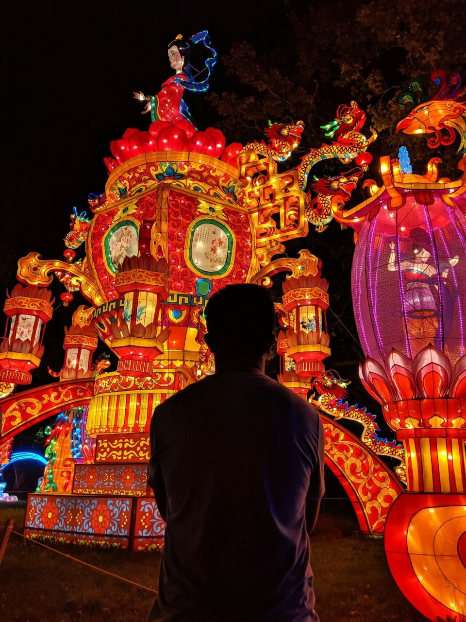 Vibrant Philly Evenings Under the Lantern Lights