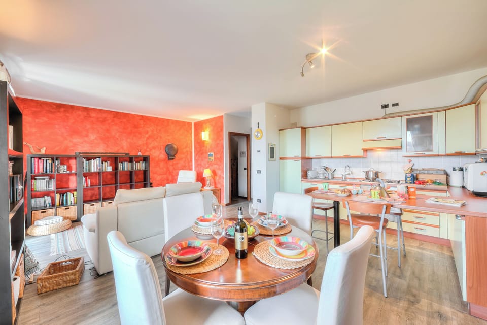 Family House, 3 Bedrooms, 2 Bathrooms (Miralago Lake View & Private Garden) | Interior