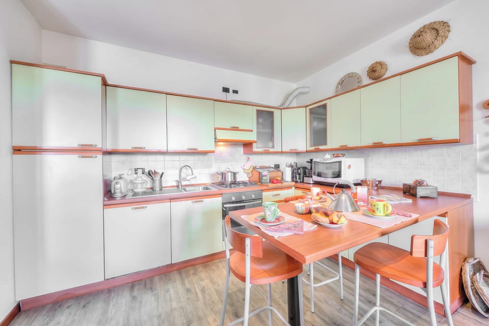 Family House, 3 Bedrooms, 2 Bathrooms (Miralago Lake View & Private Garden) | Private kitchen