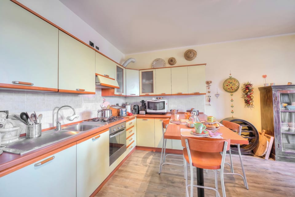 Family House, 3 Bedrooms, 2 Bathrooms (Miralago Lake View & Private Garden) | Private kitchen