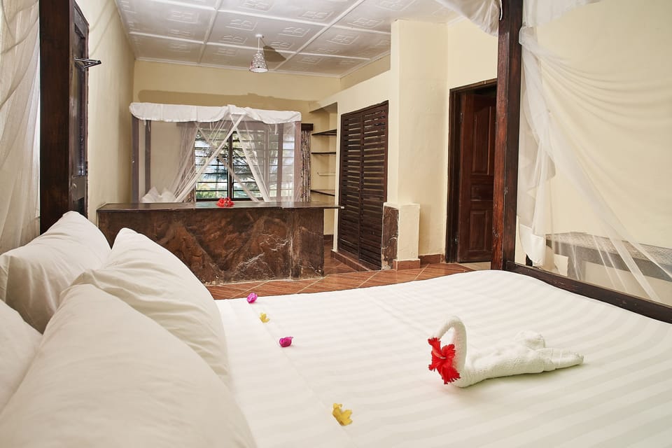 Standard Room | Premium bedding, in-room safe, desk, laptop workspace