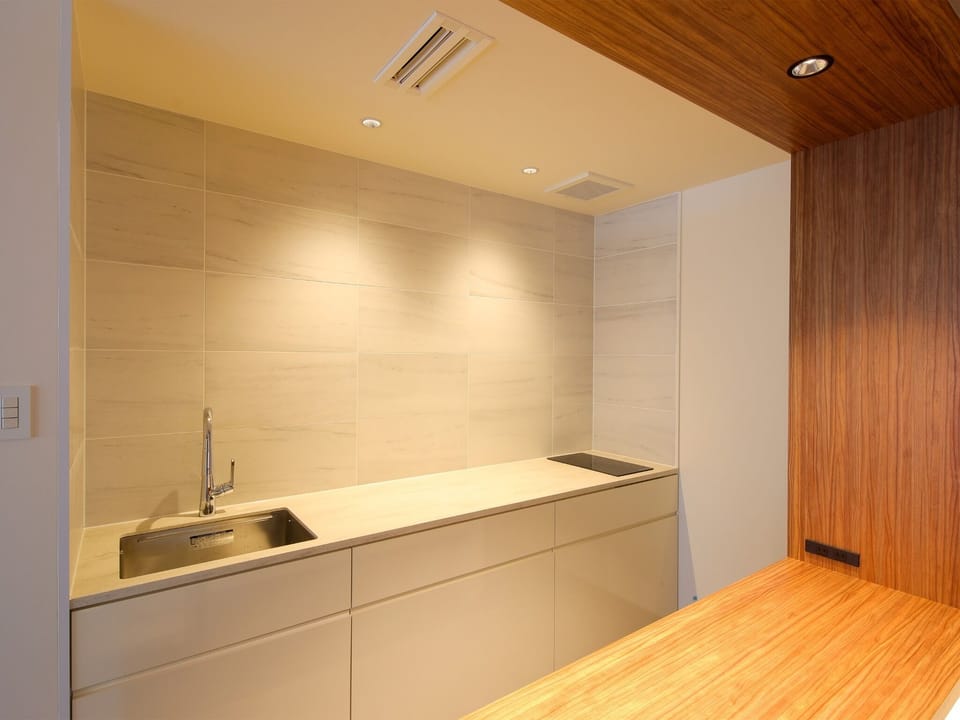 ・[Premier suite example] A kitchen with a simple design based on white