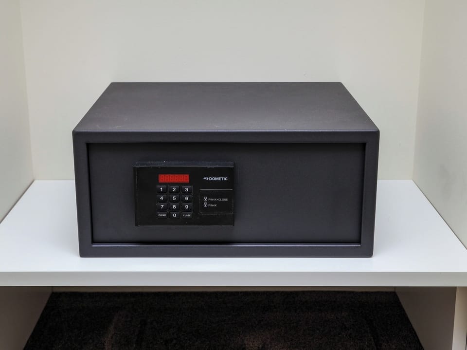 ・Equipped with a safe for safe management of valuables