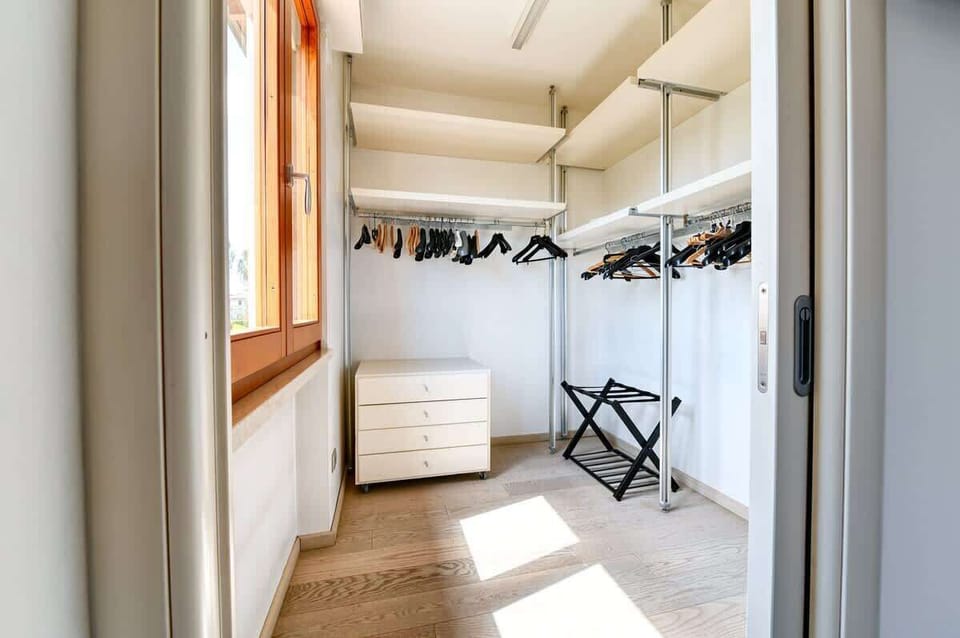 Camera da letto matrimoniale con bagno privato, cabina armadio e terrazzo, Smart Tv 43", climatizzatore e ventilatore