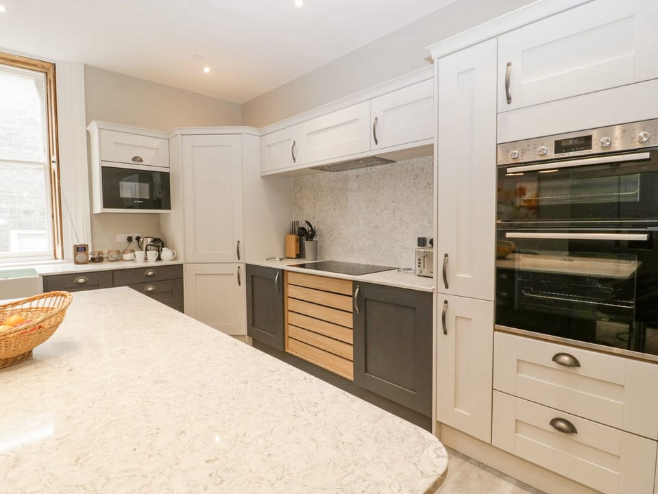 Fridge, dishwasher, cookware/dishes/utensils
