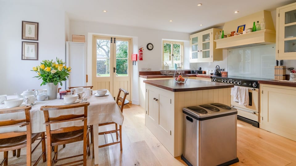Kitchen/Diner, Peach Cottage, Bolthole Retreats