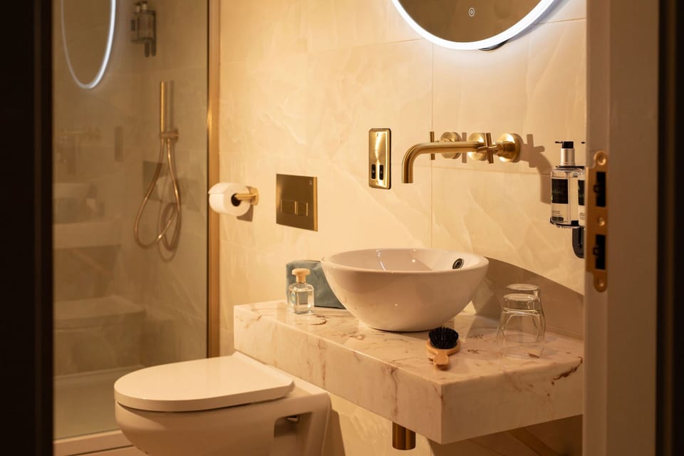 Wellness King Suite | Bathroom | Combined shower/tub, free toiletries, hair dryer, towels