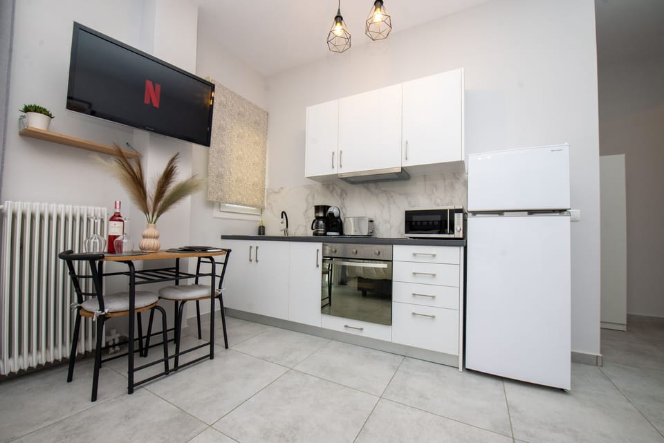 Deluxe Studio | Private kitchen | Full-size fridge, microwave, oven, stovetop