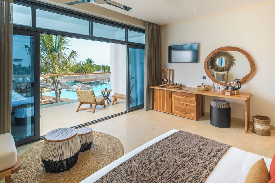 Deluxe Jacuzzi Room | Premium bedding, minibar, in-room safe, desk