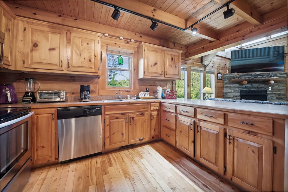 Cabin, 3 Bedrooms | Private kitchen | Coffee/tea maker, fridge, oven, toaster