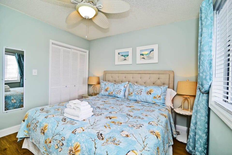 King Size Bed & Smart TV