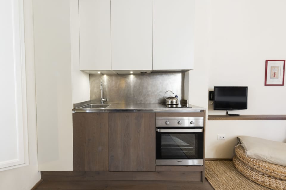 Comfort Apartment | Private kitchen | Fridge, oven, cookware/dishes/utensils