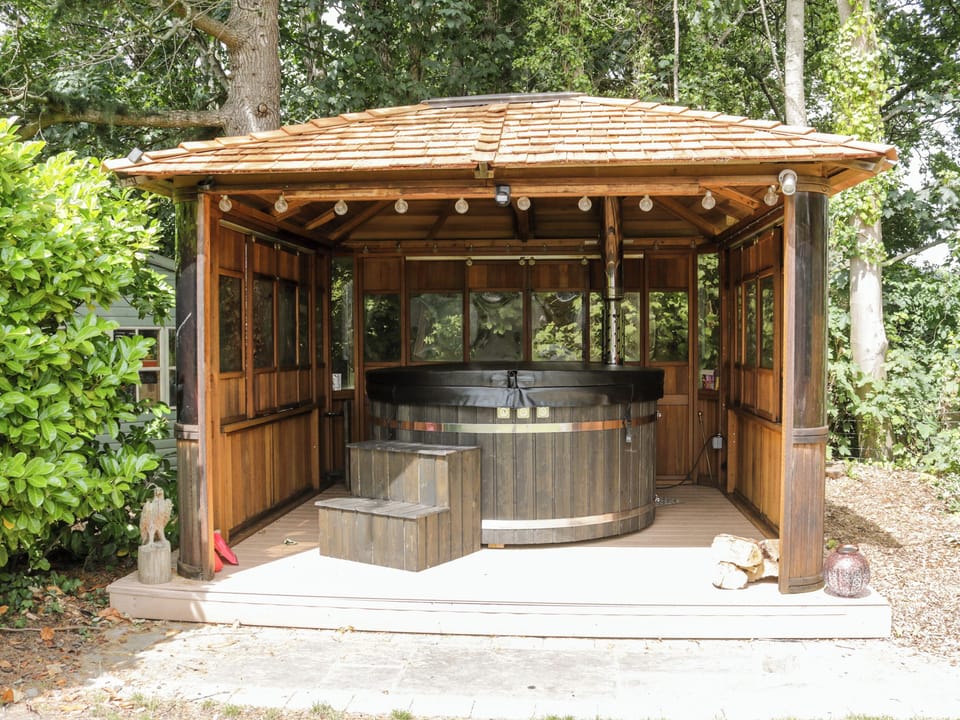 Cottage | Outdoor spa tub