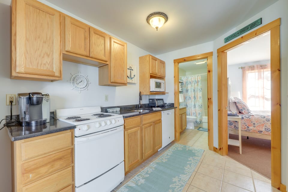 Kitchen | Single-Story Unit | Dishwasher | Coffee Maker | Cooking Basics