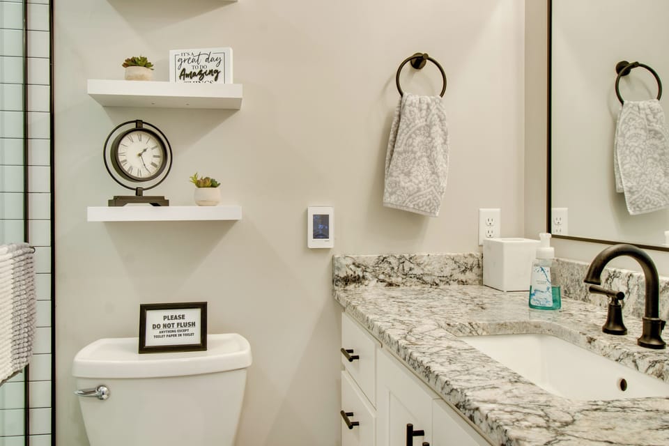 Full Bathroom | Main Floor | Towels Provided