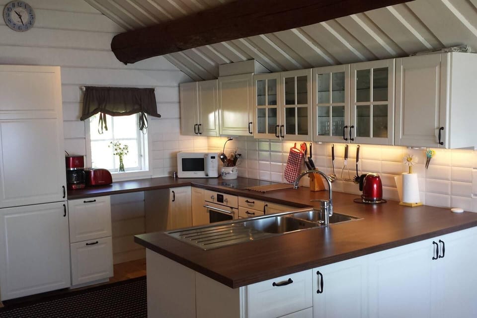 Cottage | Private kitchen | Fridge, microwave, oven, stovetop