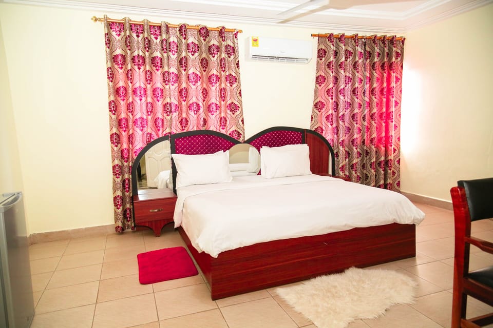 Executive Room, 1 Bedroom, Non Smoking | Desk, laptop workspace, WiFi (free), bed sheets