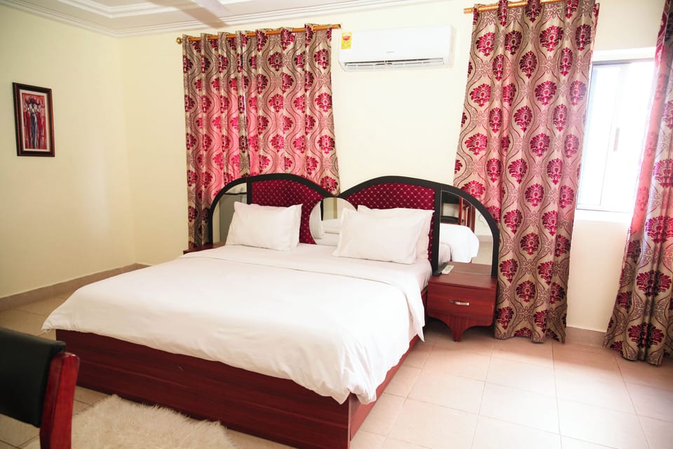 Deluxe Room, 1 Bedroom | Desk, laptop workspace, WiFi (free), bed sheets