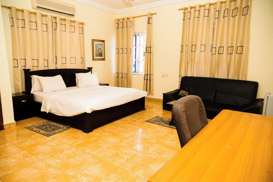 Executive Room, 1 Bedroom, Non Smoking | Desk, laptop workspace, WiFi (free), bed sheets