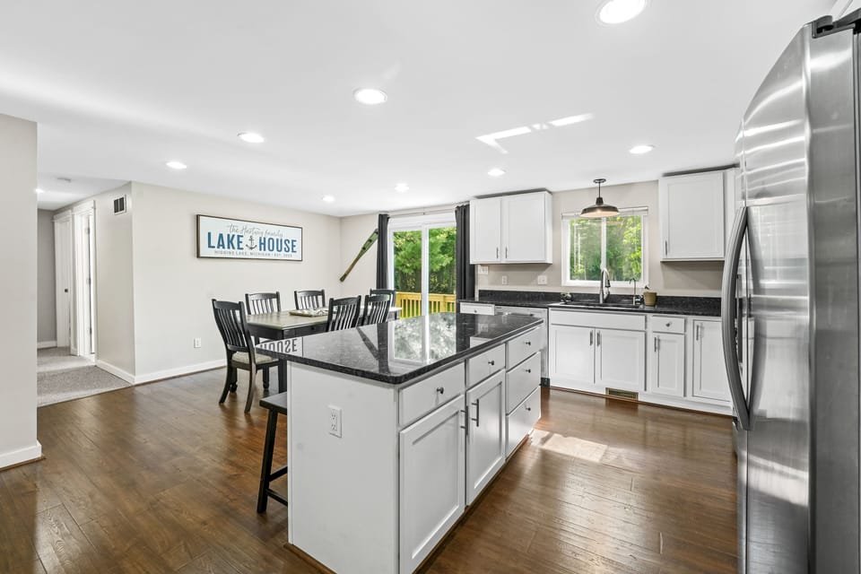 Island with 4 stools 