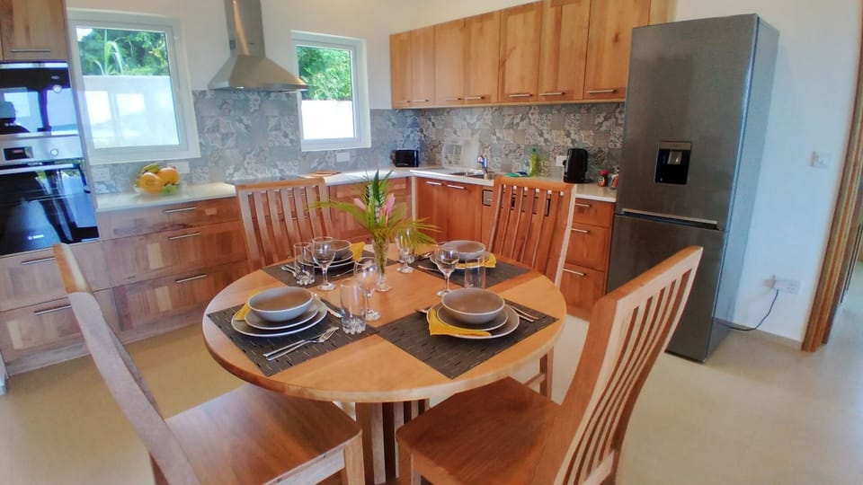 Full-size fridge, microwave, oven, stovetop