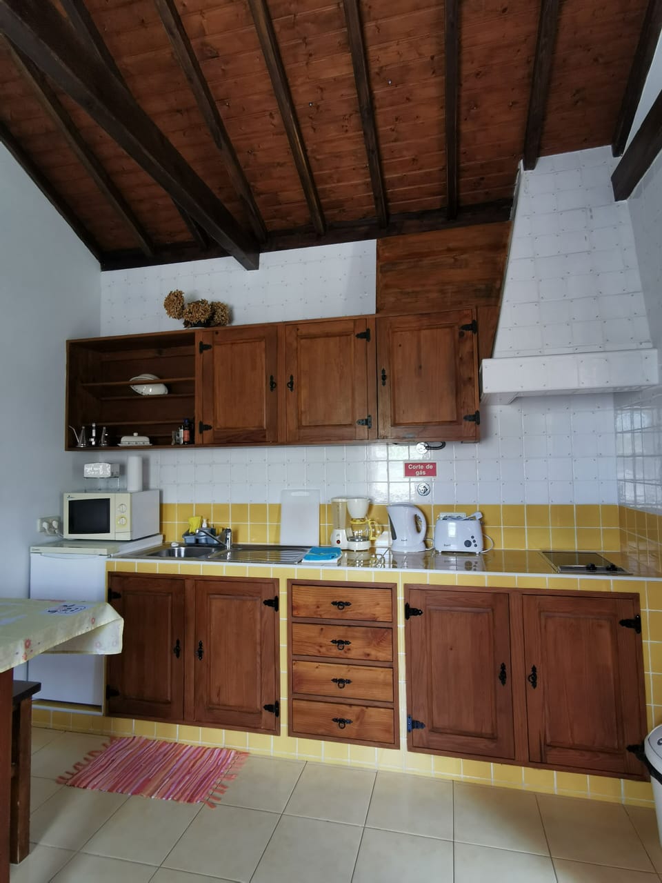 Casa do Palheiro, First floor, 1 bedroom | Private kitchen | Full-size fridge, microwave, electric kettle